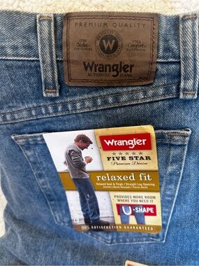 Wrangler Relaxed Fit Men's Jeans in Light Blue Denim